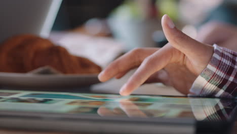 Cerrar-La-Mano-De-Una-Mujer-Usando-Una-Tableta-Digital-Navegando-En-Las-Redes-Sociales-En-Línea-Con-Un-Dispositivo-De-Pantalla-Táctil-Relajándose-En-Una-Cafetería-Desplazándose-Sin-Fin