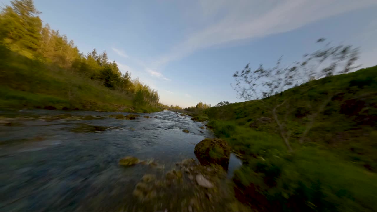 vuelo de proximidad a través de una casa abandonada, sobre un río y una cascada en islandia