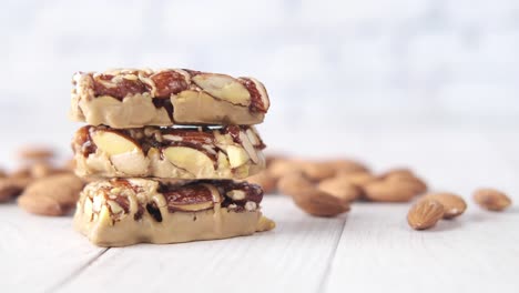 una pila de barras de caramelo de almendras