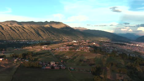 4K-Drohnenaufnahmen-Aus-Der-Luft-über-Den-Nördlichen-Hügeln-Und-Bergen-Von-Cusco-In-Peru-Bei-Sonnenuntergang