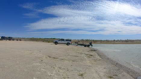 se lanza un barco de pesca desde la orilla sin una rampa para botes en el lago falcon cerca de roma, texas, en el valle del río grande