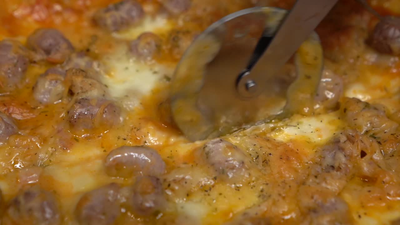 macro de rueda de corte de pizza moviéndose suavemente