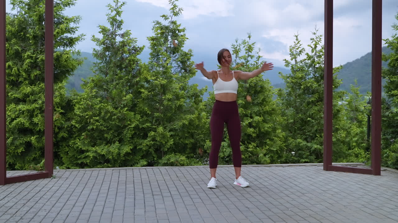 mujer estirándose al aire libre