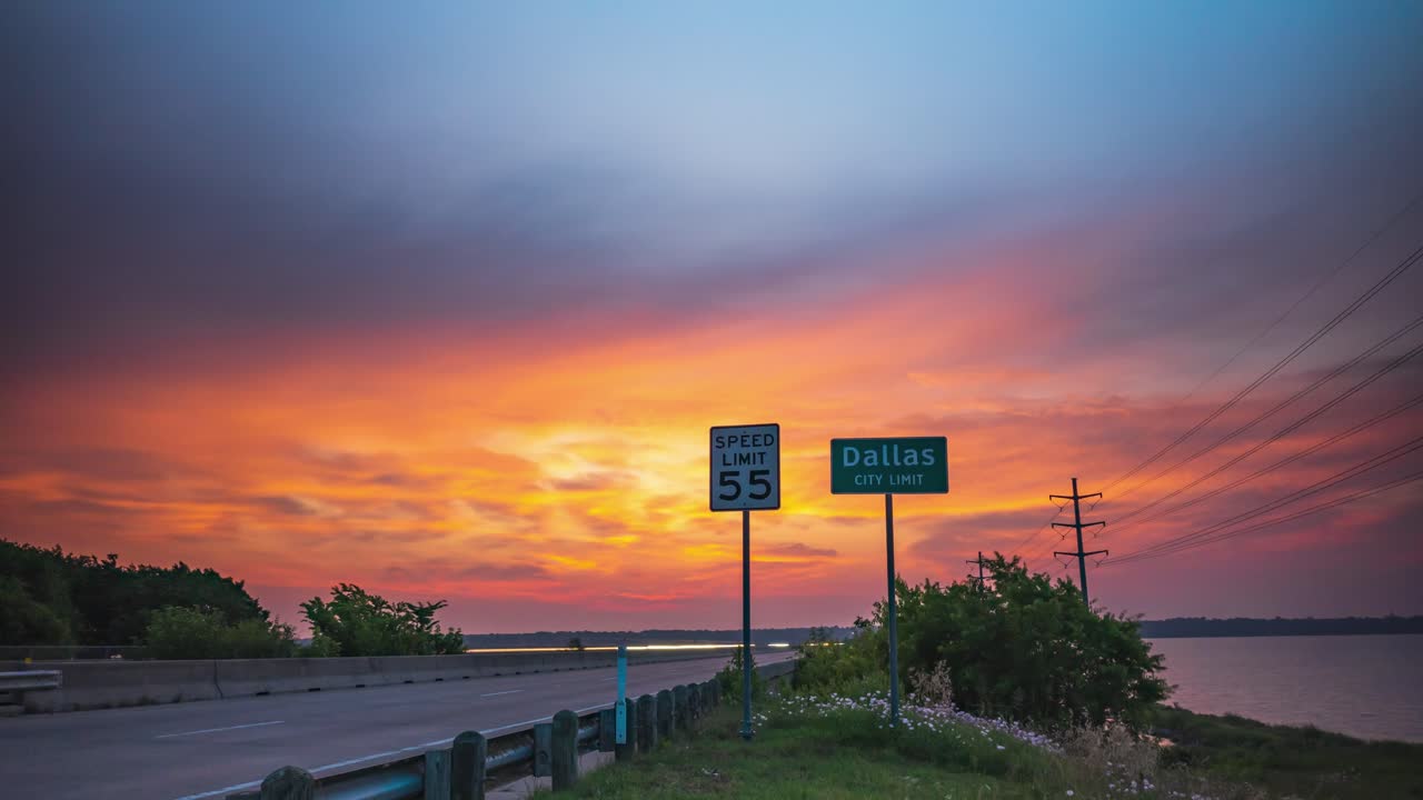 황금 시간  ⁇ 은 노란 빛 광선은 놀라운 구름을 통해 부드럽게 퍼져, 고속도로 위에 밝은 불빛 하늘