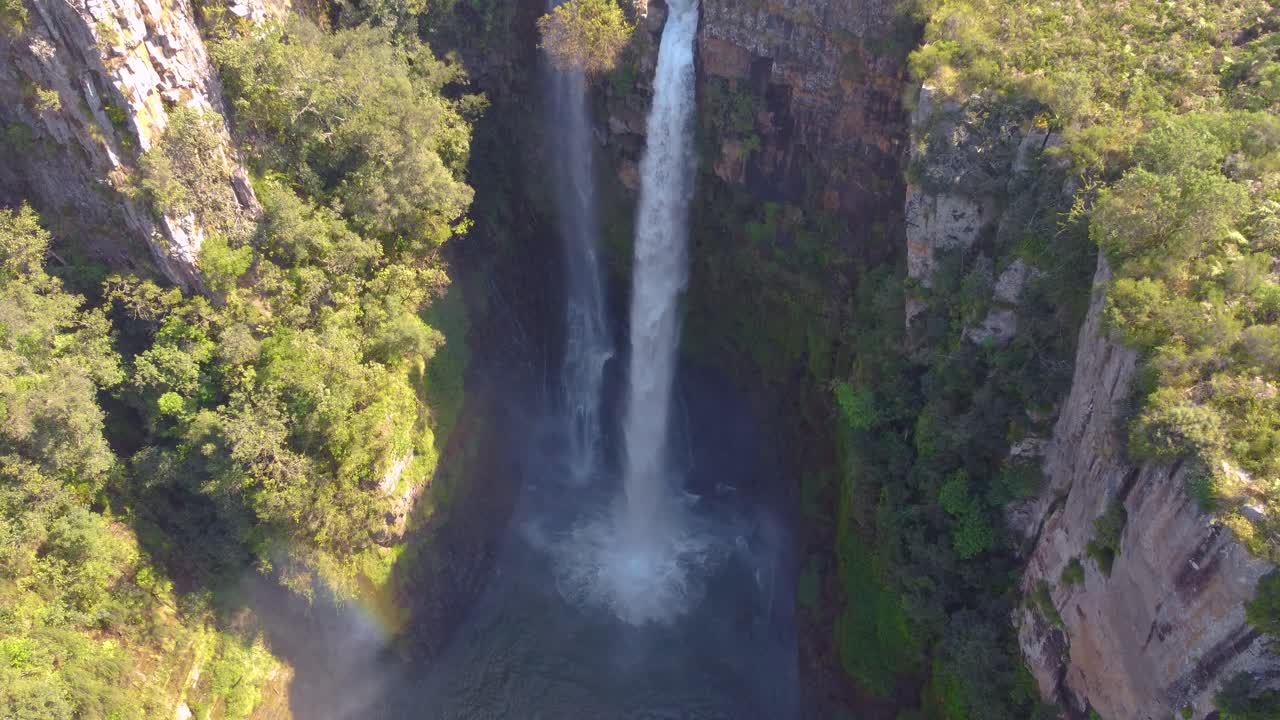majestuosa cascada ubicada entre las montañas drakensberg y el cañón del río blyde, sudáfrica.