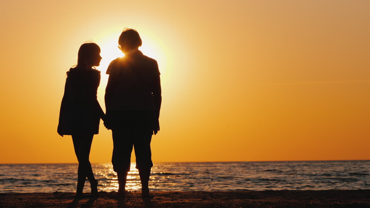 노인 여성이 일몰 활동적인 노인에 그녀의 손녀 옆에 서