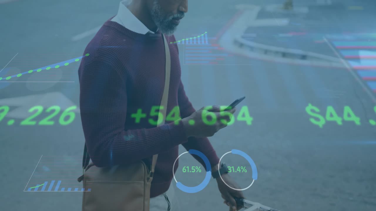 Uomo maturo che spinge la bicicletta mentre scorre il telefono, attivando grafici finanziari che aggiornano i dati di borsa.