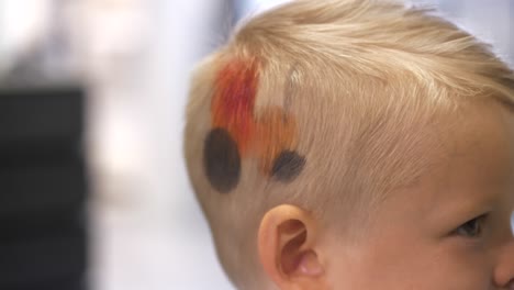 joven con color en el cabello, peinando en la peluquería, de cerca