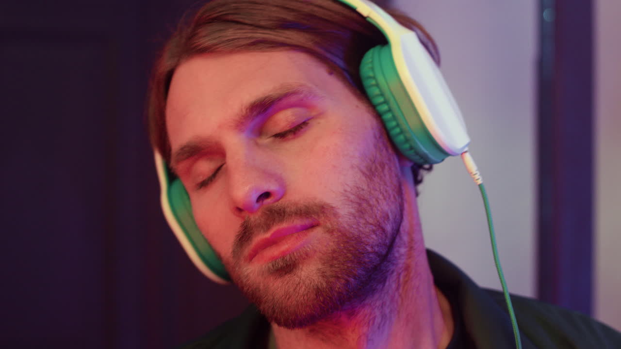 persona bailando en una fiesta