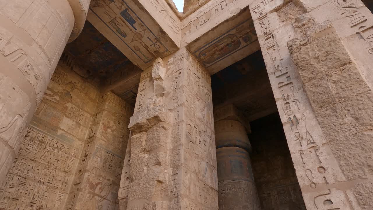 tiro hacia abajo de las columnas talladas del templo de medinet habu, luxor