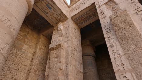 schnitt von geschnitzten säulen aus dem medinet habu-tempel in luxor