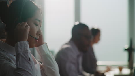 equipo de servicio al cliente en el trabajo