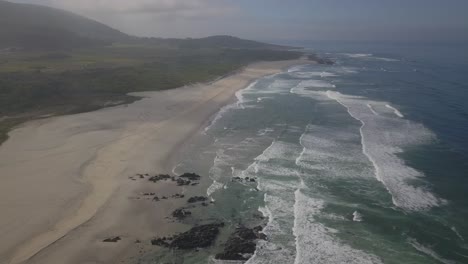 Vista-Aérea-De-La-Playa-De-Afife-En-El-Océano-Atlántico-En-Portugal-En-Un-Día-Soleado-Con-Olas-Perfectas-Y-Arena-Amarilla