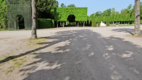 Walking-Shot-Im-Garten-Im-Freien-Auf-Dem-Schlossgelände,-Deutschland