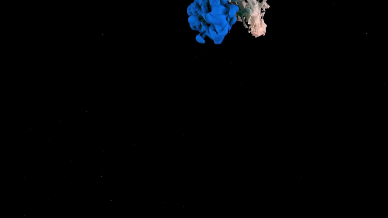чернила синего и белого цвета смешиваются в воде