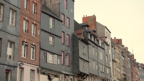 Fachada-Del-Casco-Antiguo-De-Arquitecturas-En-Honfleur,-Calvados,-Región-De-Normandía-En-El-Norte-De-Francia