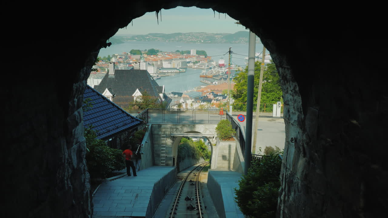 노르웨이 4k 비디오에서 베르겐 시까지 케이블카를 타고 올라가는 모습