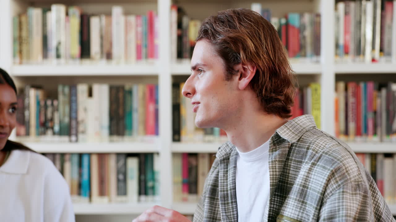 hablando, estudiantes o hombre en la biblioteca para la educación