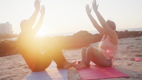Glückliches-älteres-Afroamerikanisches-Paar,-Das-Yoga-Macht,-Am-Strand-Meditiert,-Zeitlupe