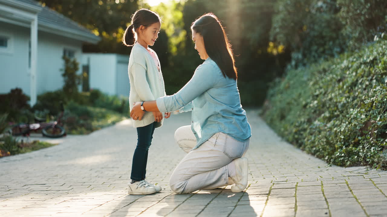 familia, vestirse y una madre al aire libre