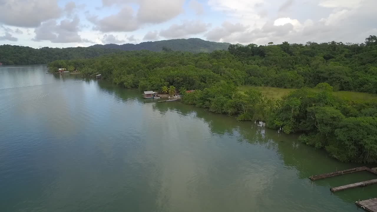 una antena sobre un pequeño pueblo en el río dulce en guatemala 4