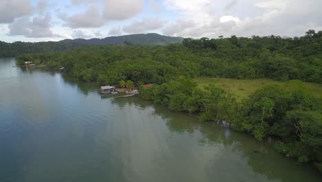 un'antenna sopra un piccolo villaggio sul fiume rio dulce in guatemala 4