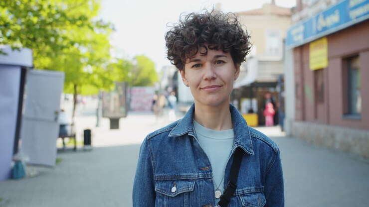 Ritratto di donna in una strada cittadina