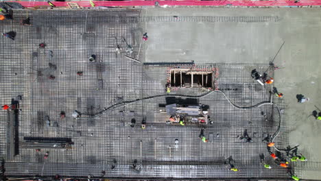 toma aérea de la cabeza de los trabajadores de la construcción y la construcción