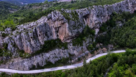 Vistas-Aéreas-De-Un-Acantilado-En-Los-Pirineos-Españoles-Con-Una-Carretera