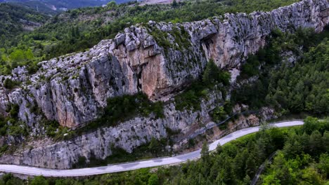 vistas aéreas de un acantilado en los pirineos españoles con una carretera