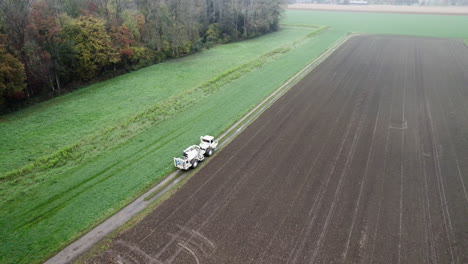 Hochauflösendes-Video-Eines-Vibro-Trucks,-Aufgenommen-Mit-Einer-Drohne