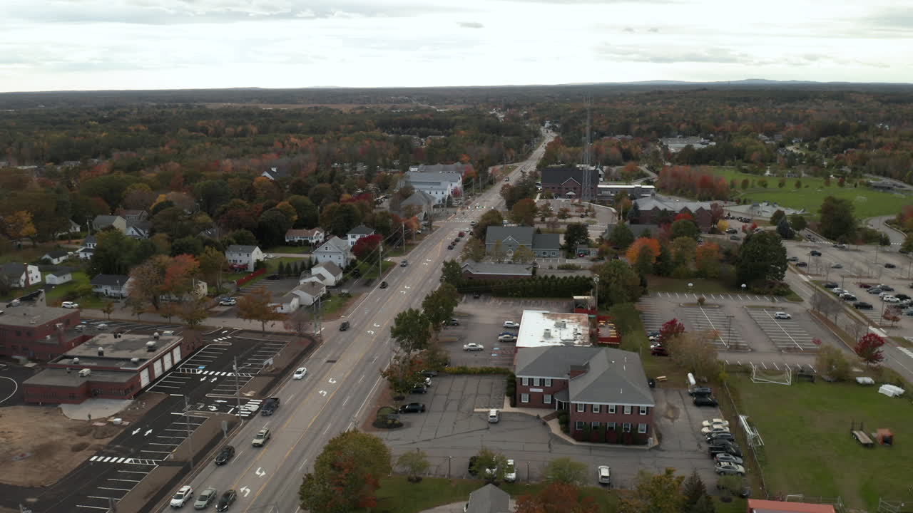 Incredibile ripresa aerea grandangolare che sorvola Scarborough, Maine