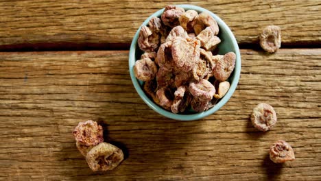 Dried-figs-on-wooden-table-4k