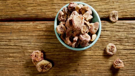 dried figs on wooden table 4k