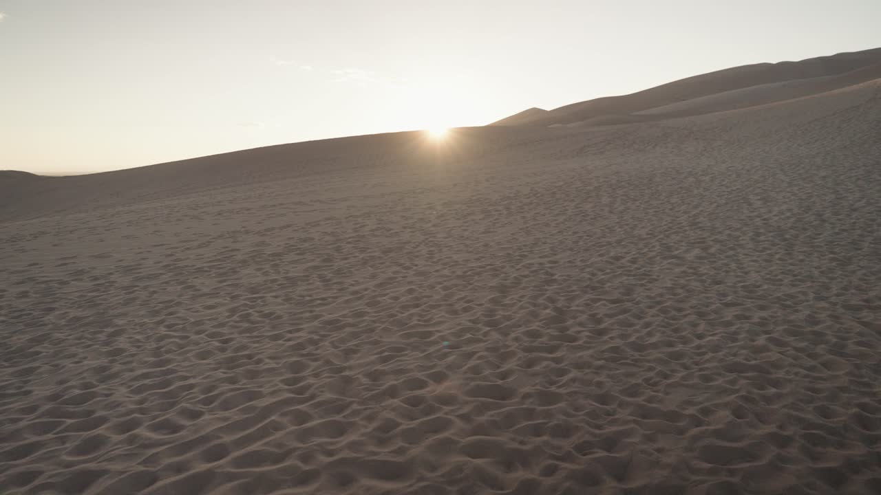 песчаные дюны при заходе солнца