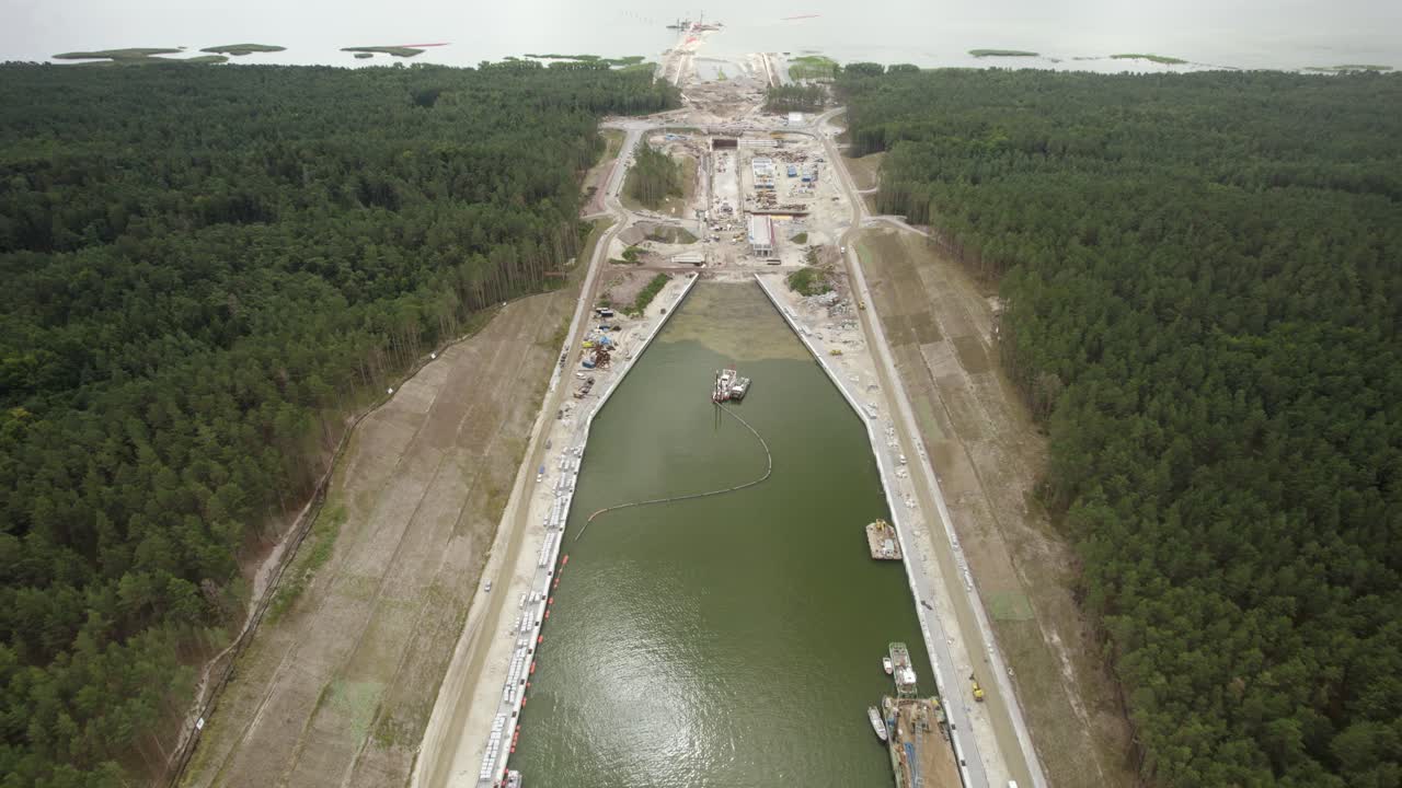 toma aérea descendente del enorme proyecto de infraestructura: el canal vistula spit, canal de envío para buques portacontenedores
