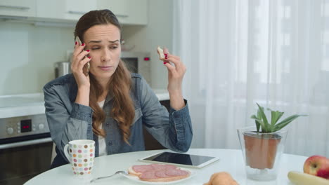 Nahaufnahme-Einer-Frau,-Die-Am-Telefon-Streitet.-Mädchen,-Das-Zu-Hause-Mit-Dem-Mobiltelefon-Spricht.