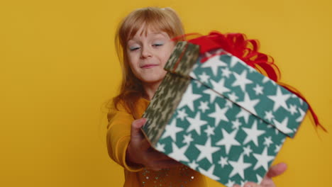 Encantador-Niño-Preadolescente-Sonriente-Niña-Niño-Presentando-Caja-De-Regalo-De-Cumpleaños-Oferta-Envuelto-Presente-Celebrando