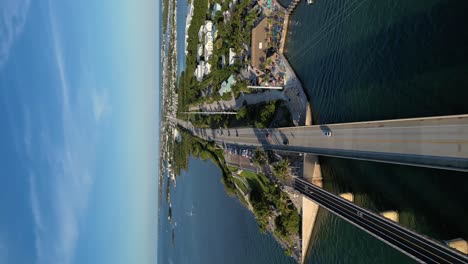 tomada de un avión no tripulado de un coche conduciendo a través del famoso puente de 7 millas en los cayos de florida