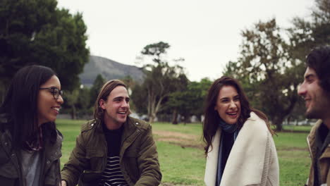 video de 4k de jóvenes amigos haciendo un picnic afuera