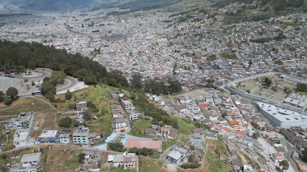 una amplia vista aérea de la colina el panecillo en ecuador, quito