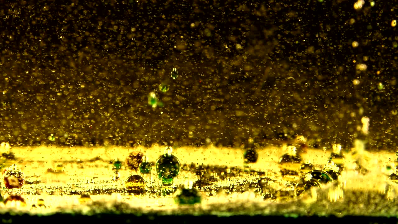 식물성 기름과 물의 혼합물에 있는 거품