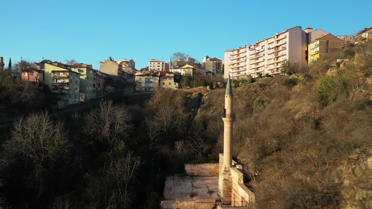 vista aérea de la mezquita de osmangazi en bilecik. imágenes en 4k en turquía
