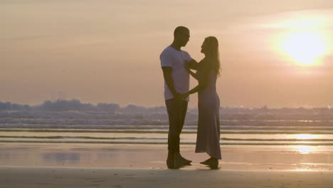 Romantisches-Paar-Küsst-Sich-Am-Strand-Vor-Sonnenuntergang-Im-Hintergrund.