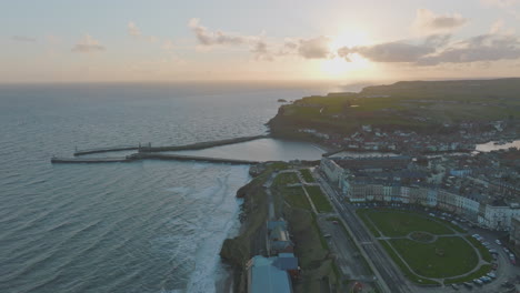 Whitby,-North-York-Moors-Heritage-Coast-Temprano-En-La-Mañana-Amanecer-Drone-Vuelo-A-Lo-Largo-Del-Paseo-Marítimo-Dji-Mavic-3-Cine-Prores-Clip1