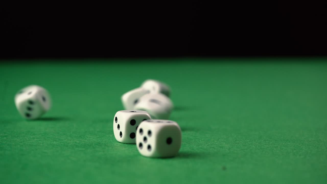 lanzar dados en una mesa de juego derribar otros dados