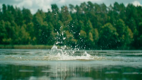 Vista-De-Un-Estallido-De-Agua-Mientras-El-Niño-Se-Levanta-Y-Se-Hunde-En-Agua-Fresca-Del-Lago