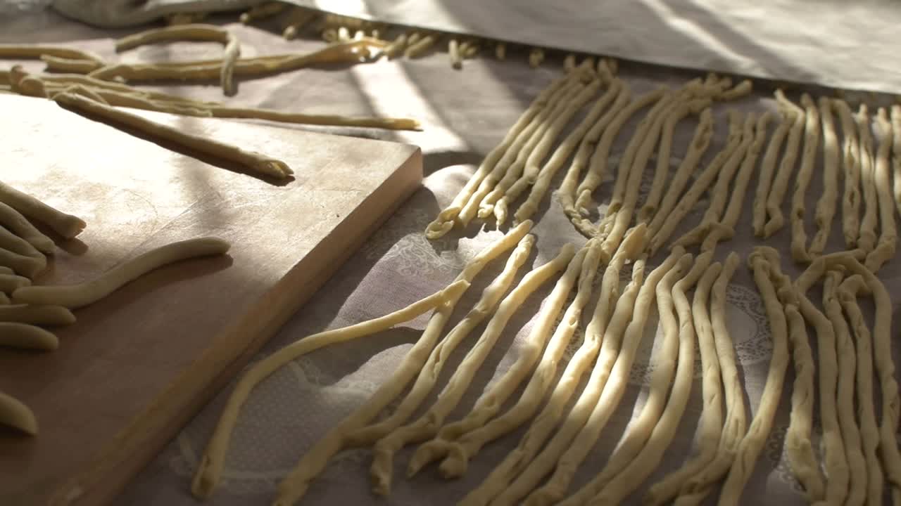 b-roll de mujer haciendo una típica pasta fresca del sur de italia en la cocina