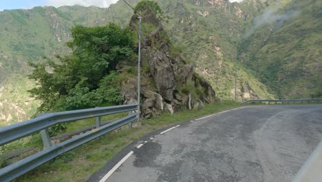 Un-Lapso-De-Tiempo-De-Un-Vehículo-Que-Pasa-Por-La-Ruta-Shimla-Kinnaur-Spiti-Tallada-A-Través-De-Las-Montañas-Del-Himalaya-Con-Una-Hermosa-Vista