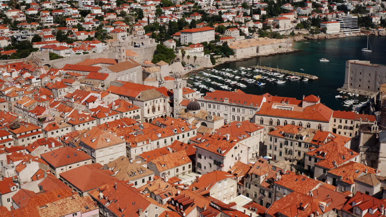 Vista aerea del centro storico di Dubrovnik in Croazia - ripresa con drone
